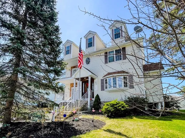 33 Lakeside Dr, Shrewsbury, MA 01545