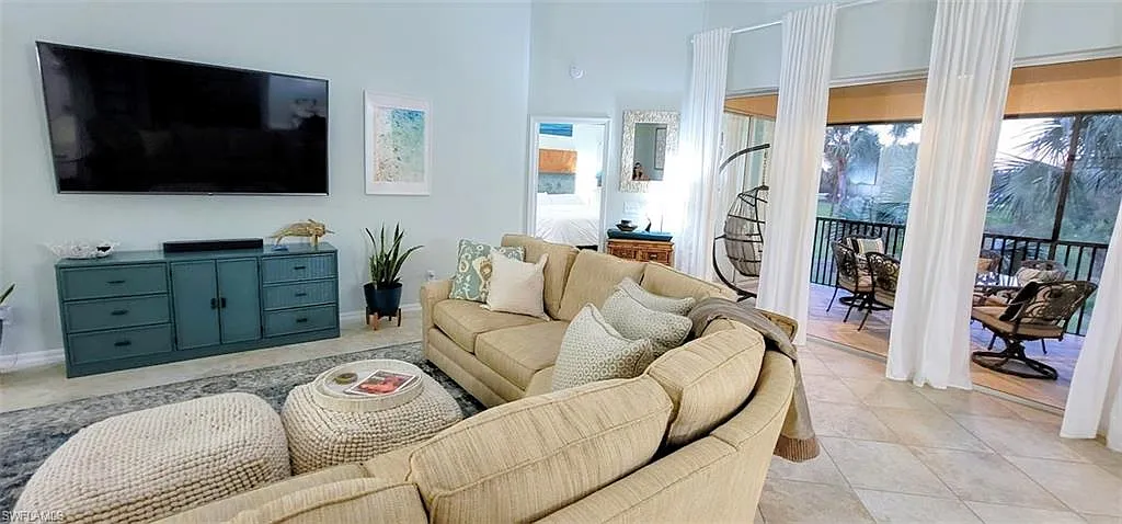 3 bed, 2.0 bath, 2244 sqft, $8,000 — Photo 2