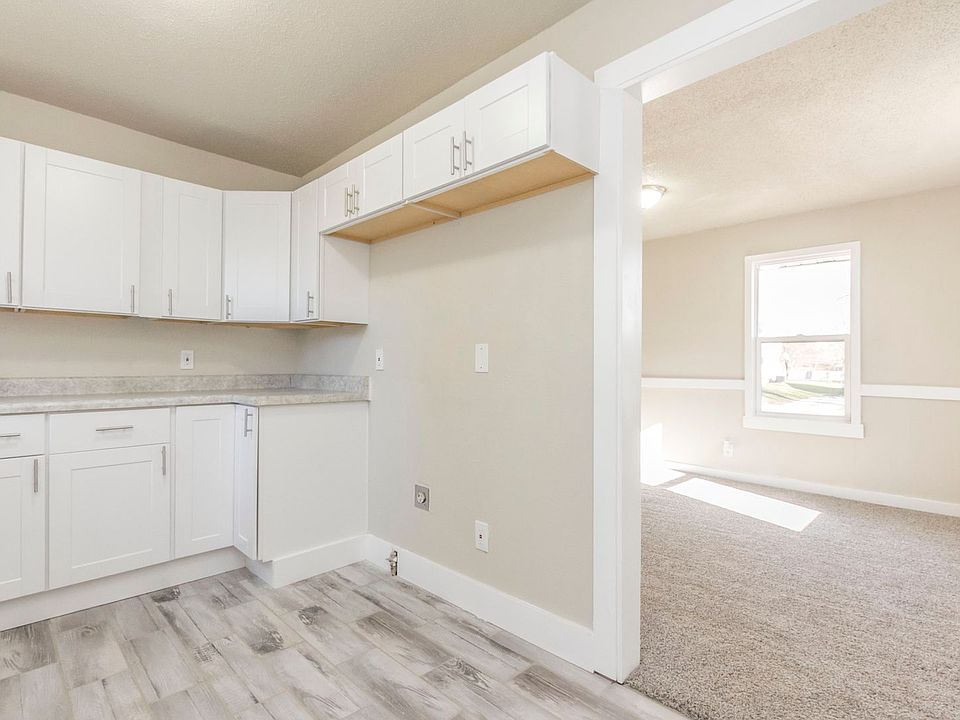 1220 E 37th Ct, Des Moines, IA 50317 | Zillow