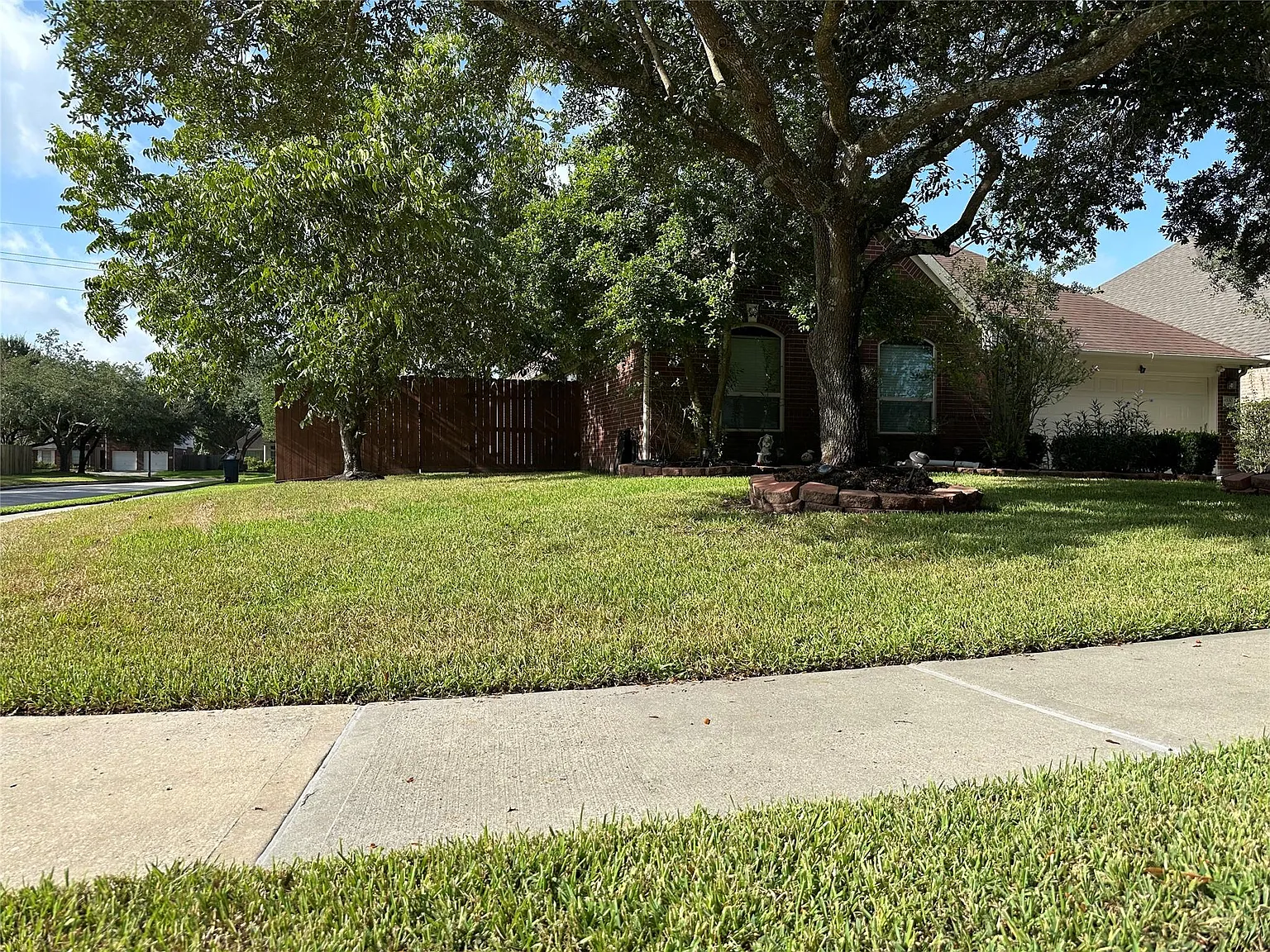 3 bed, 2.0 bath, 1962 sqft, $2,300 — Photo 1
