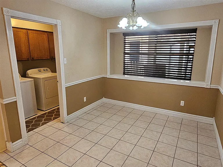 3414 Knob Hill St — Photo 6