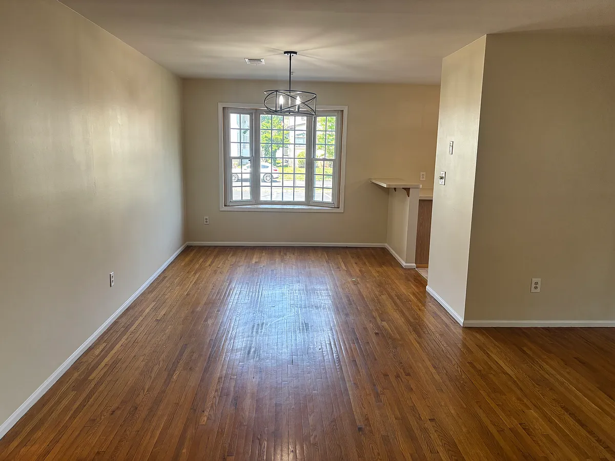 Building Photo - 38 E Elm St #1B