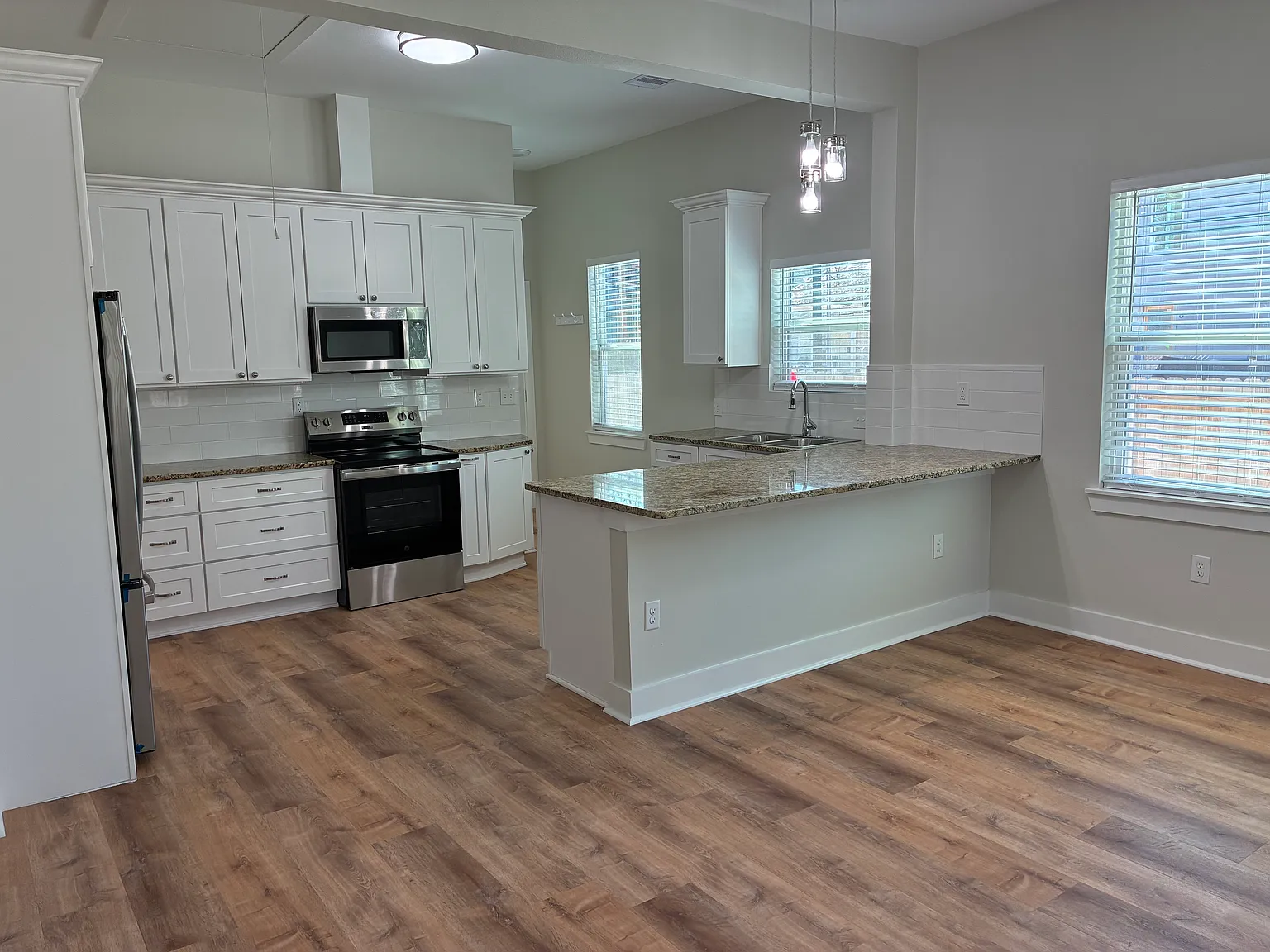 3 bed, 1.5 bath, 952 sqft, $1,700 — Photo 3
