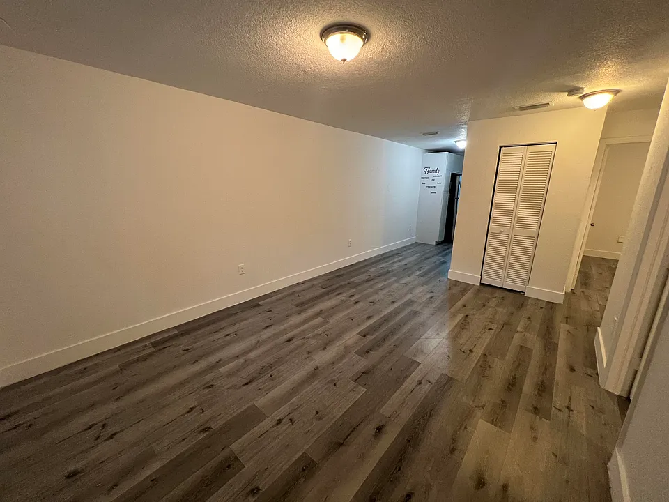 242 NW 14th St #2