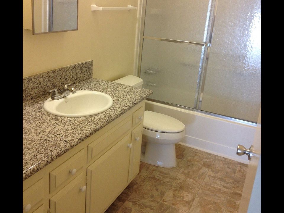 1st image of 515 Greenbrier Dr APT 9