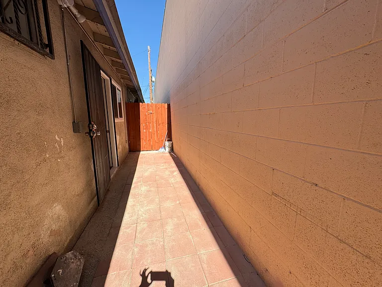 Private side alley