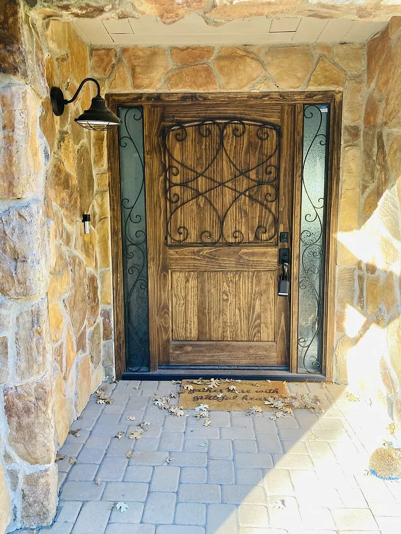 Beautiful charming, three bedroom four bath home close to Tavern Bay — Photo 3