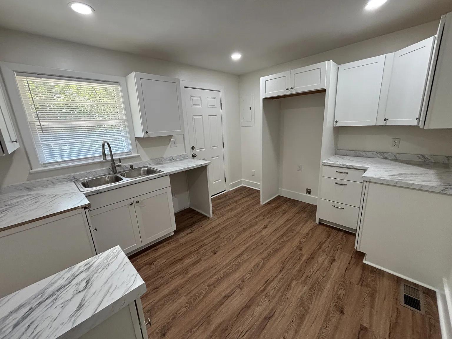 3 bed, 1337 sqft, $2,700 — Photo 4