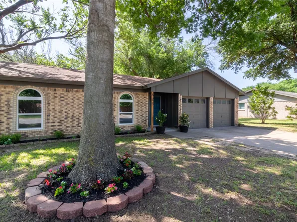 625 Lynnewood Ave, Burleson, TX 76028