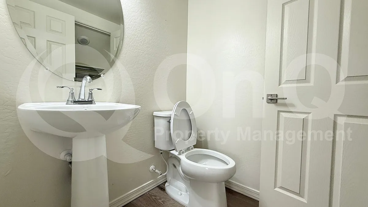 3 bed, 2.5 bath, 1605 sqft, $1,999 — Photo 4