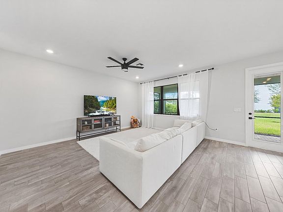 3rd image of 2624 Primrose Place