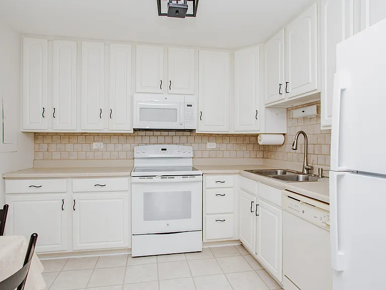 701 W Central Rd #B4 — Photo 8