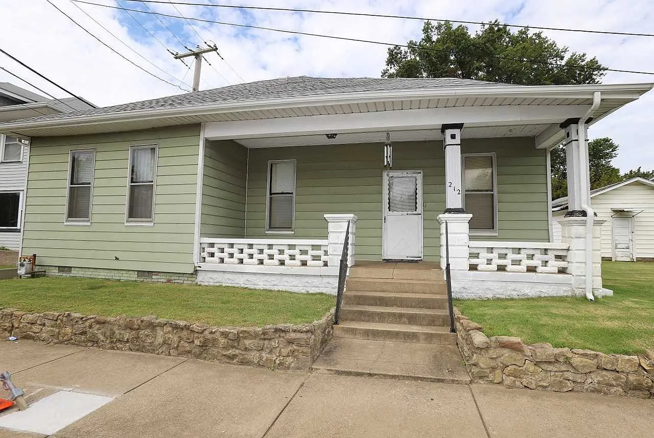 212 E Riverside Dr photo 1