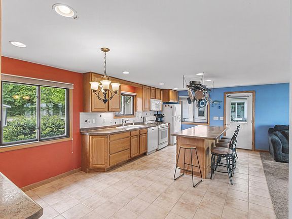 4th image of 150 Grouse Ct