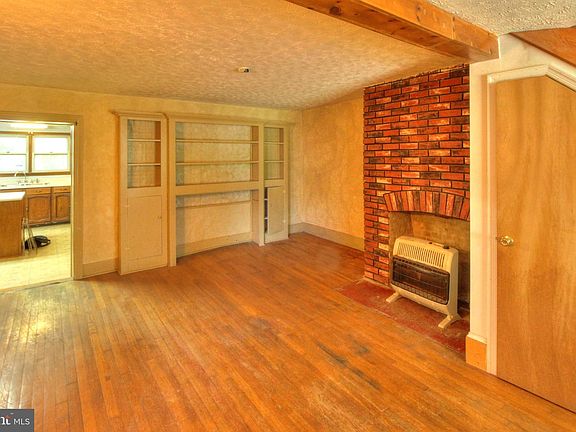 3rd image of 361 E Queen St