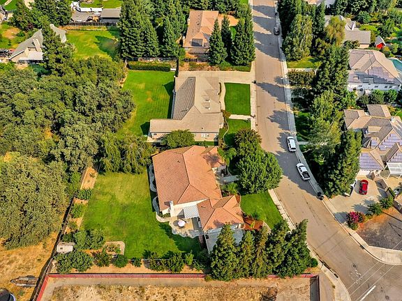 4th image of 9901 Country Oak Ct