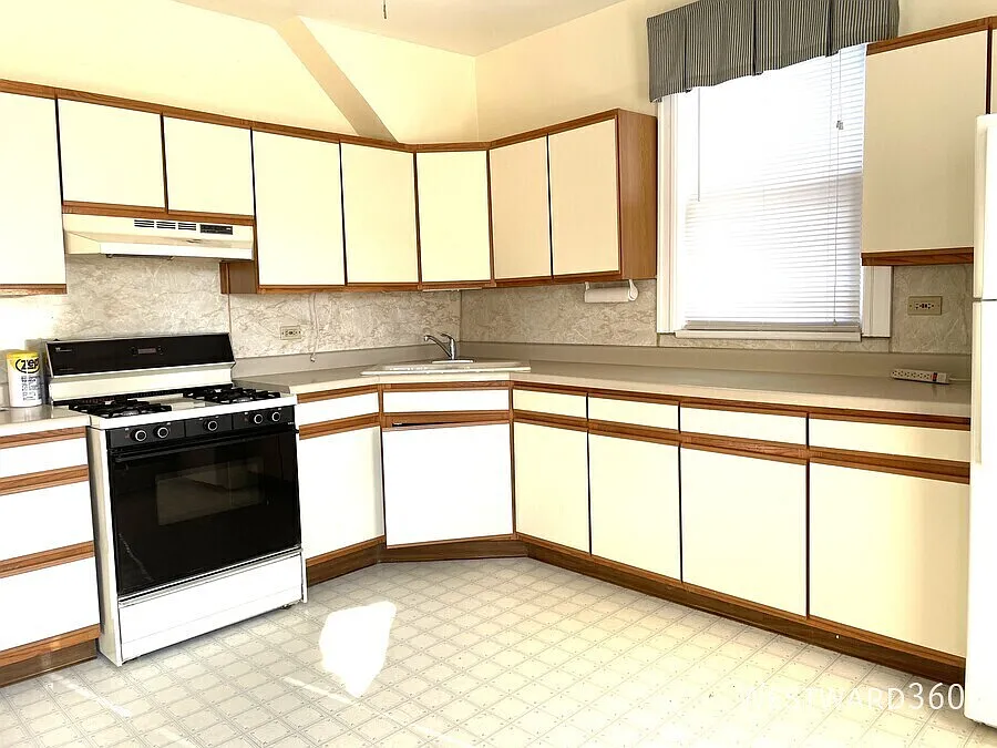 3804 N Drake / 2 bed - 1 bath / Irving Park / Available 9/1 — Photo 3