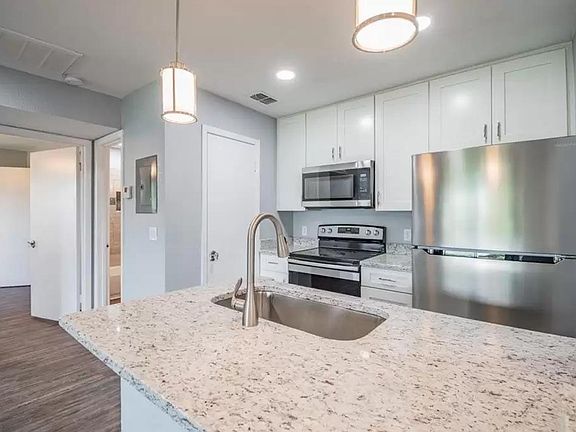 4th image of 380 Lakepointe 303 Dr