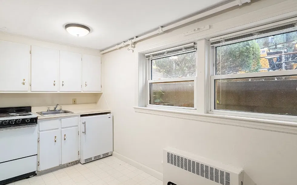 Studio, 420 sqft, $1,900 — Photo 3