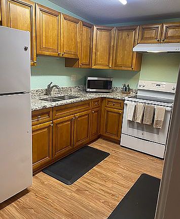 3rd image of 15055 Harding Ave
