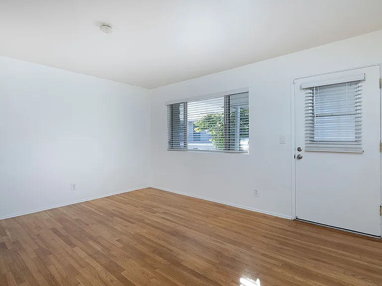 Talmadge Pacific Apartments — Photo 6