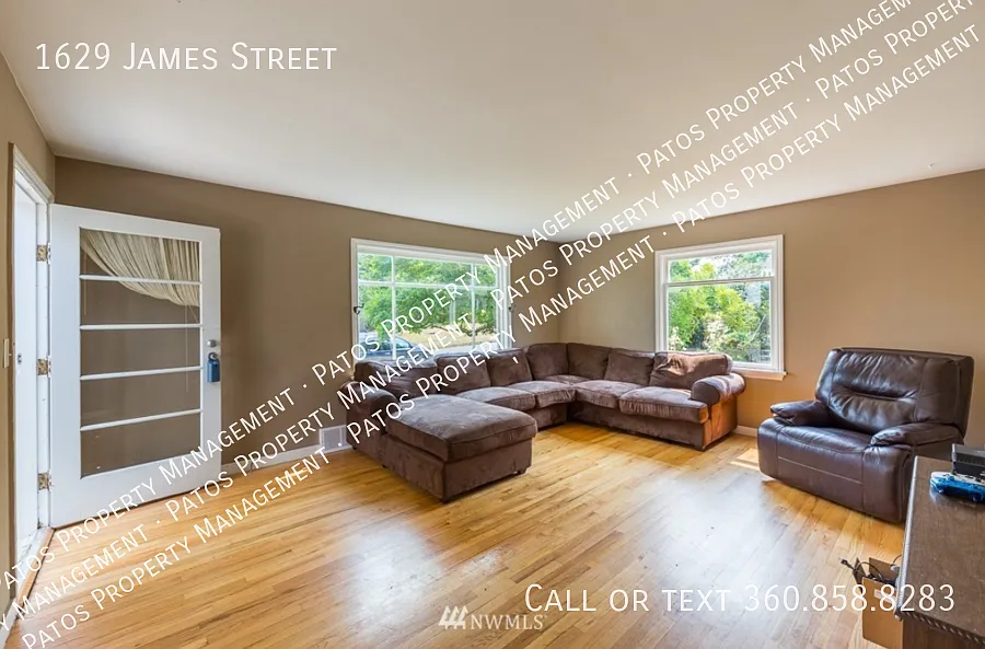 Live 5-Minutes from WWU Roommate-Friendly Home Near Downtown Bellingham — Photo 2