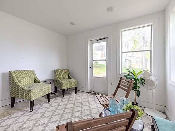 4th image of 942 Calvary Ave NW