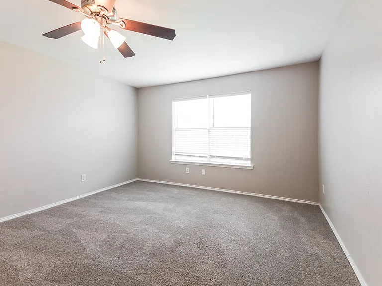 1107 Caroline Dr — Photo 11