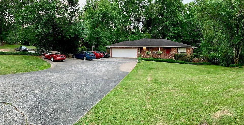 5 bed, 2500 sqft, $3,800 — Photo 2