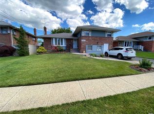 15 Pinetree Rd, Westbury, NY 11590