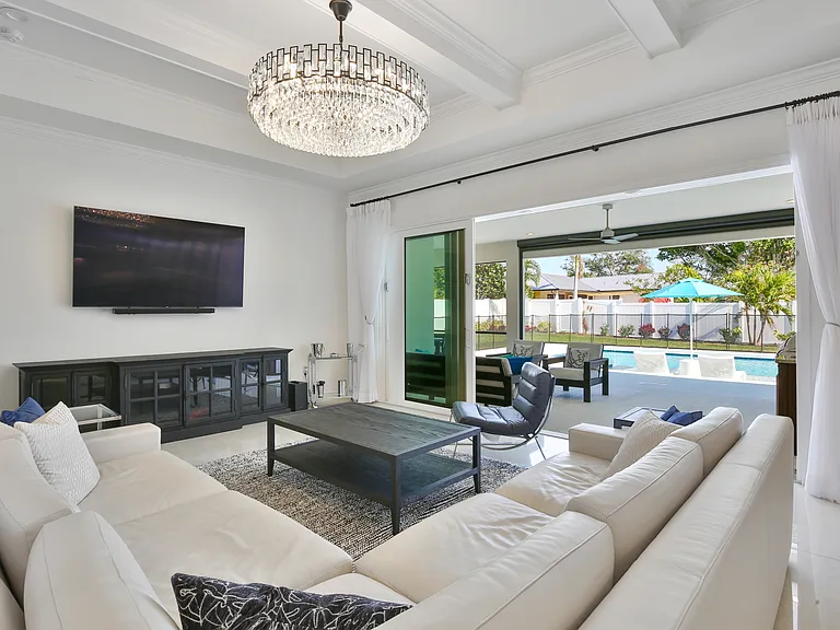 1115 Mallorca Dr — Photo 6