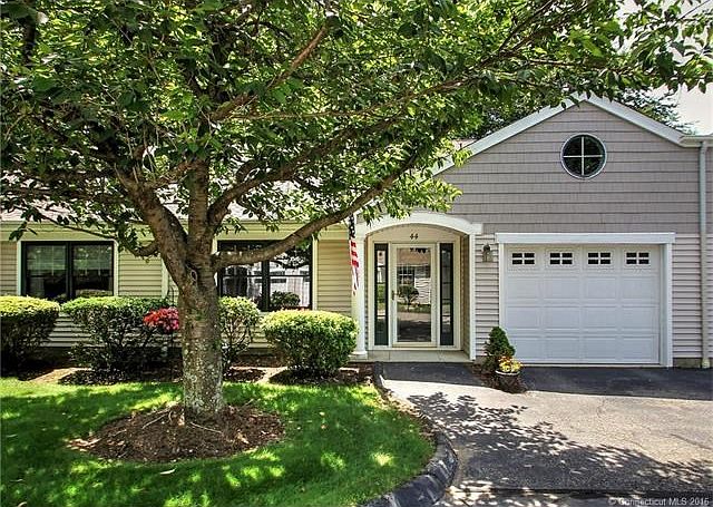 Stunning, turn-key, one bedroom unit in most desireable Silverbrook Estates!