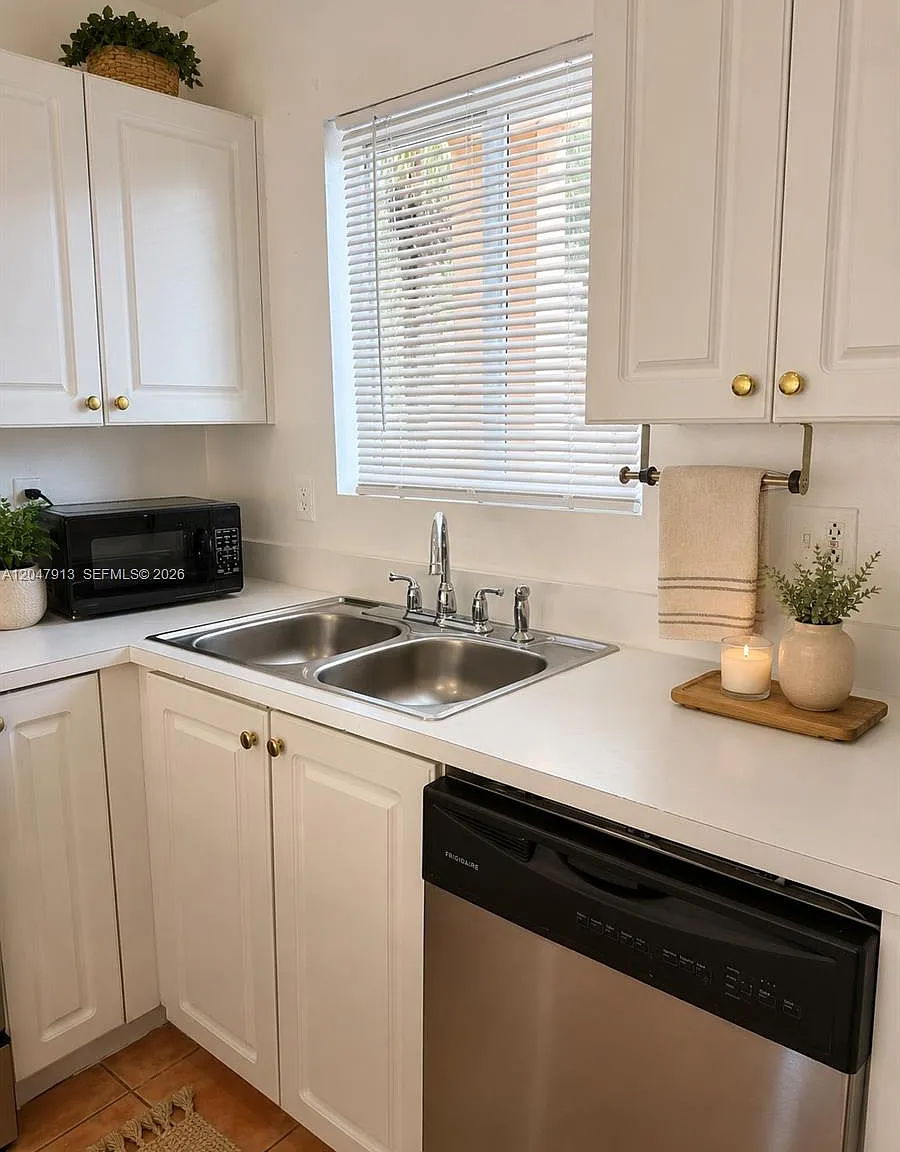 Paseo Real Condo — Photo 2