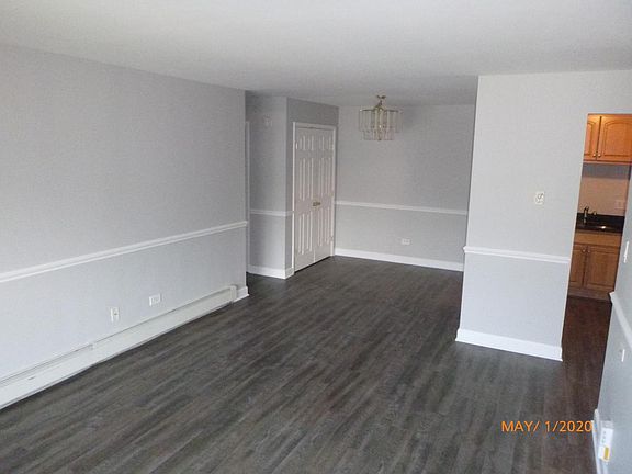 4th image of 9S025 Lake Dr APT 10-205