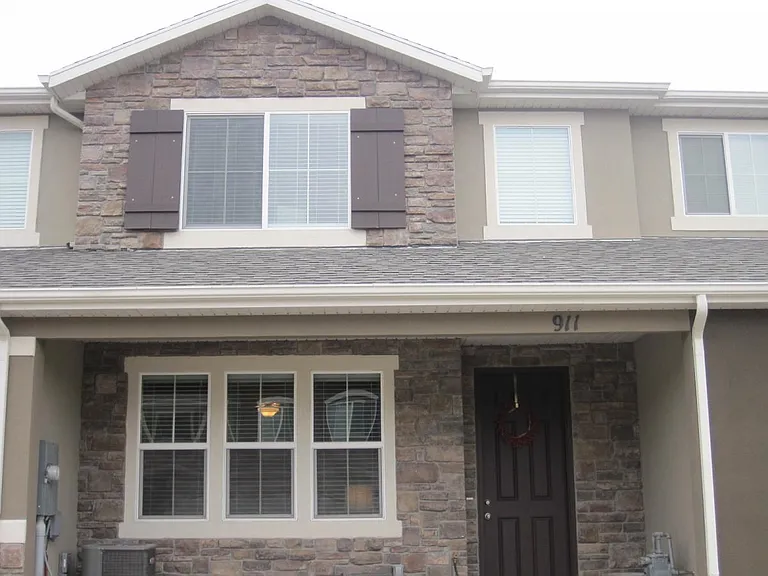 911 W Halstead Dr — Photo 1