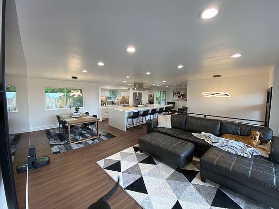 3rd image of 2408 E Catalina Dr
