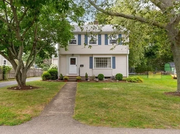 86 Union St, South Hamilton, MA 01982