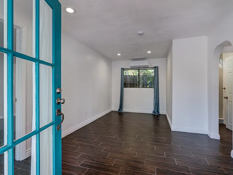 1476 N Wilson Ave — Photo 6
