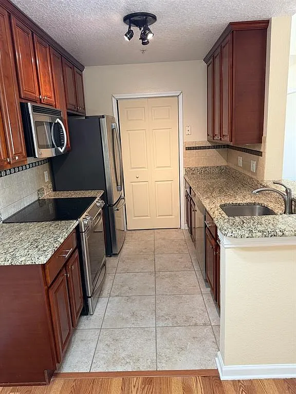 3 bed, 2.0 bath, 1423 sqft, $1,950 — Photo 4