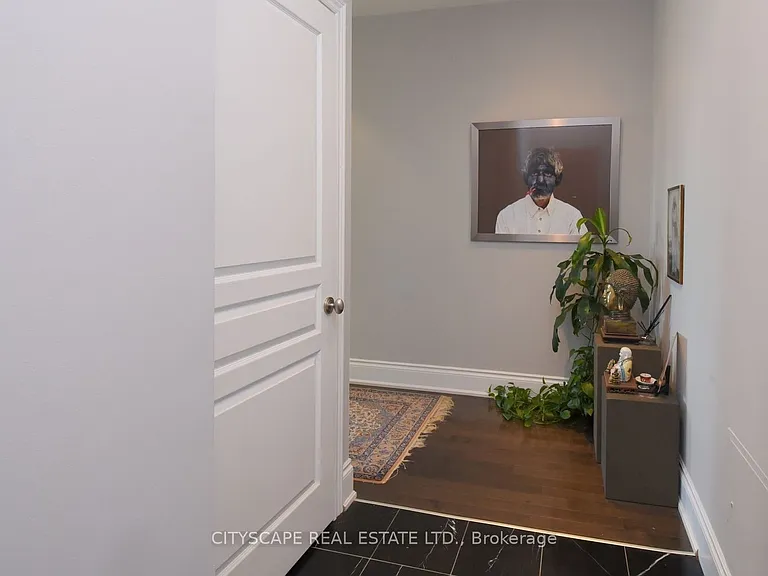 903 Bloor St W — Photo 3