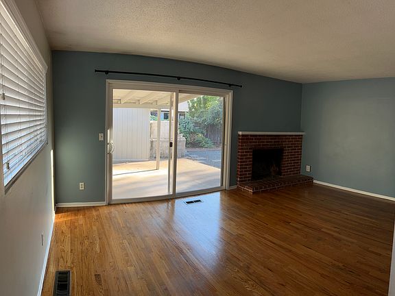 4th image of 1034 Waverly St