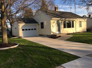 1305 Fairmont Ln, Manitowoc, WI 54220