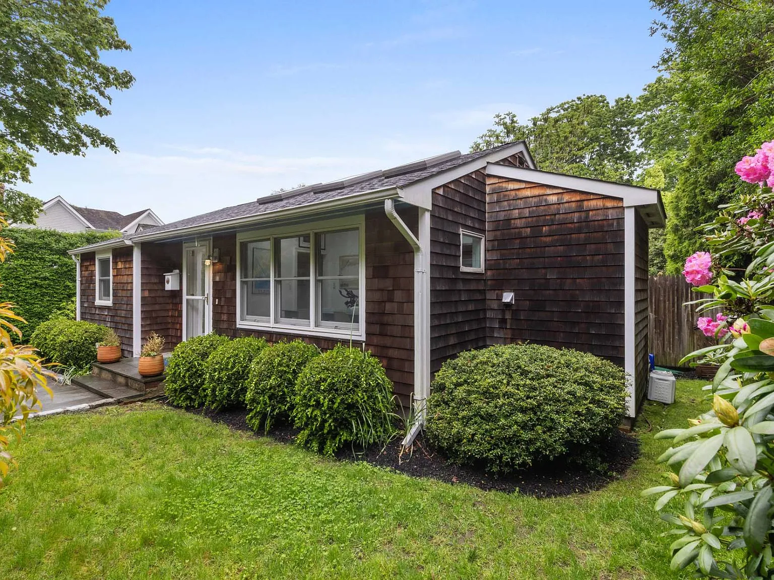 Charming Summer Cottage in Southampton Village — Photo 2
