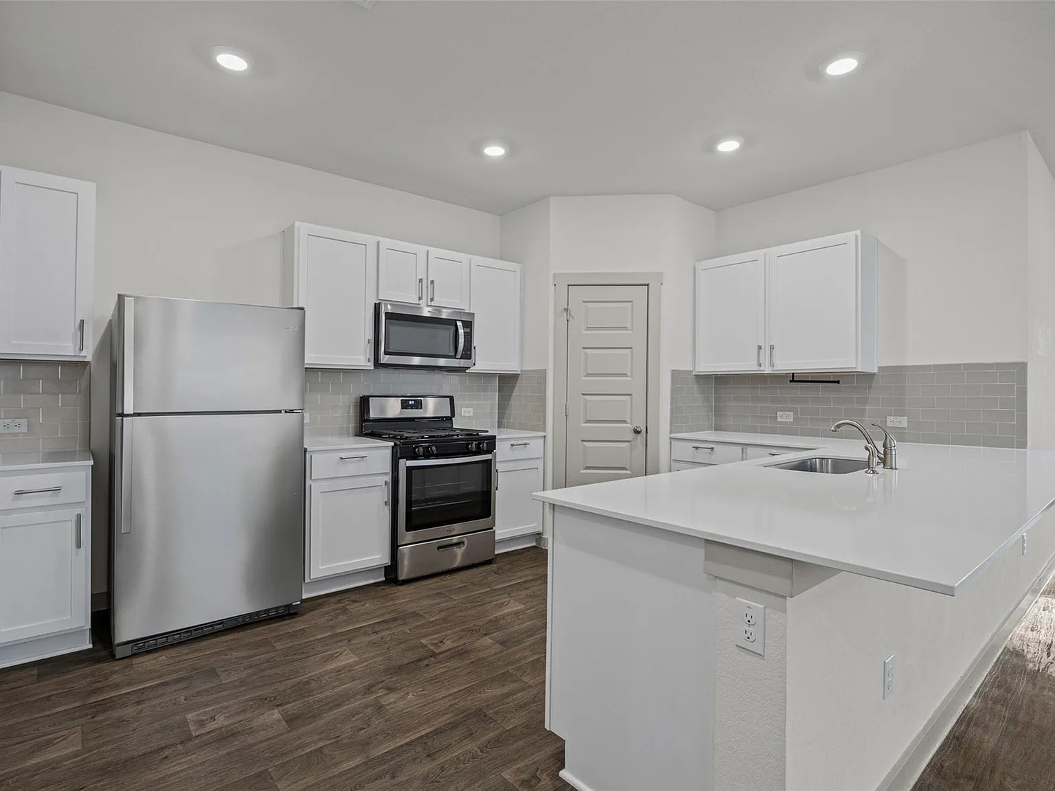 4 bed, 2.0 bath, 1855 sqft, $2,100 — Photo 2