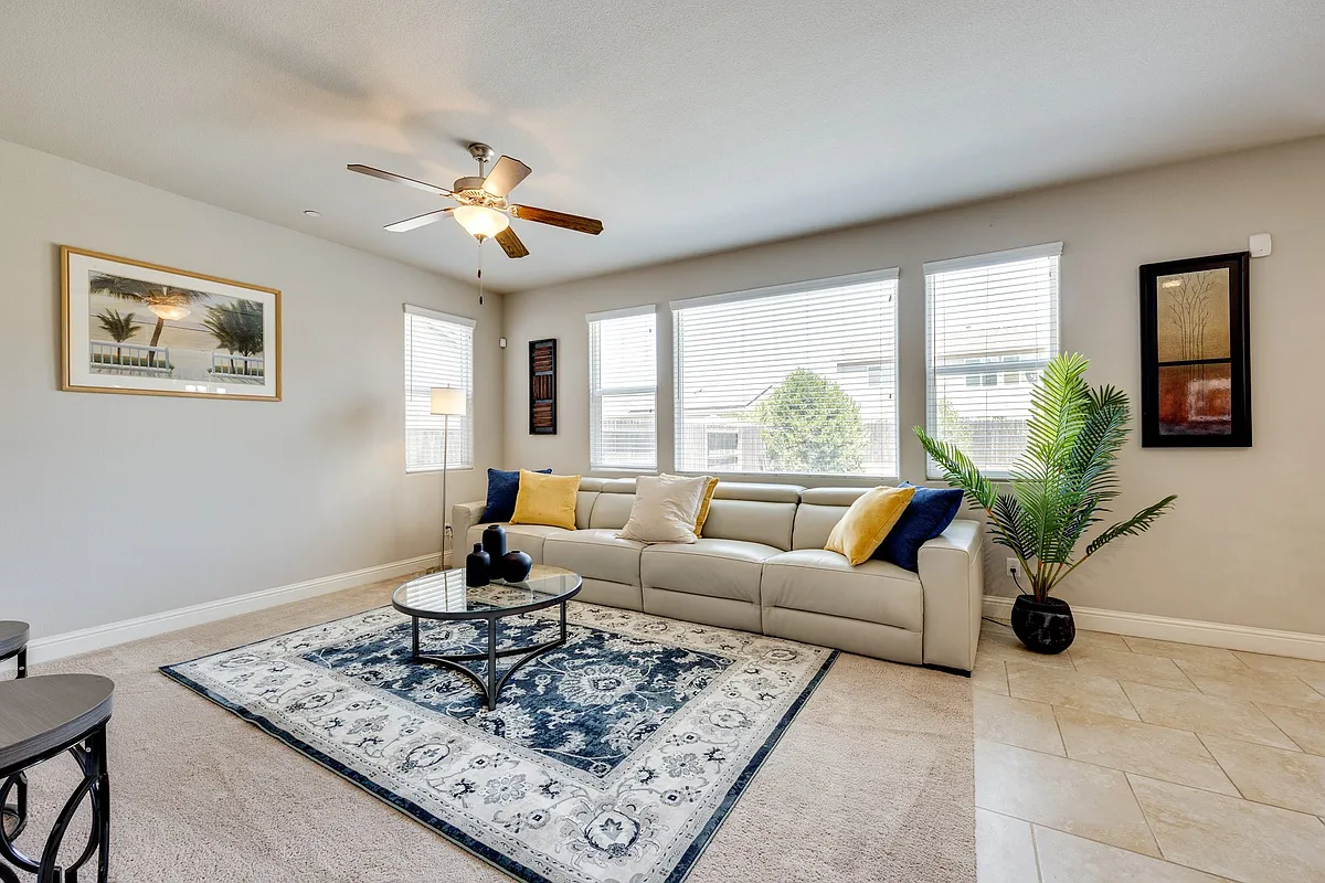 Living room - 6208 W Prospect Ave