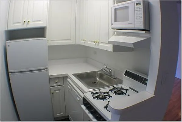 Rented by 4 Points Properties | media 6