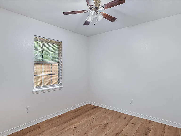 1435 Williamsburg Dr — Photo 14