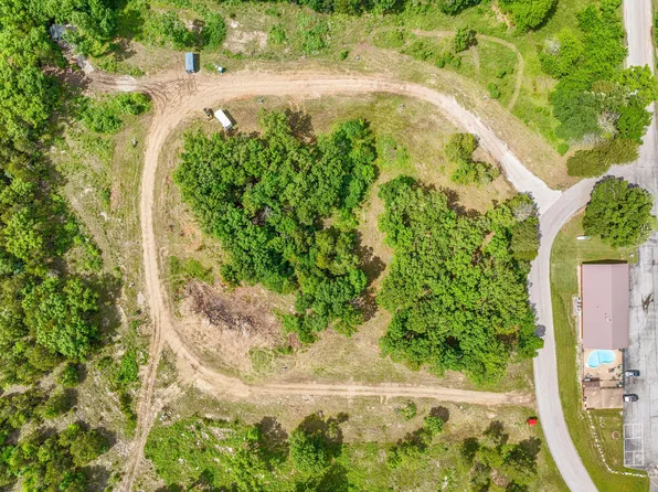 000 Freedom Valley Way, Hollister, MO 65672