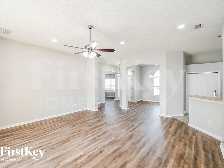 2402 Bentshire Dr — Photo 3