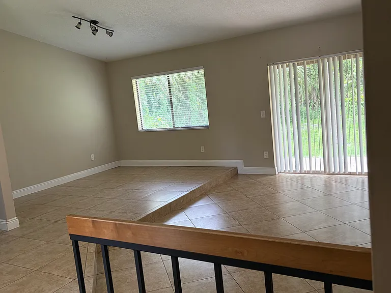 504 Shane Cir — Photo 9